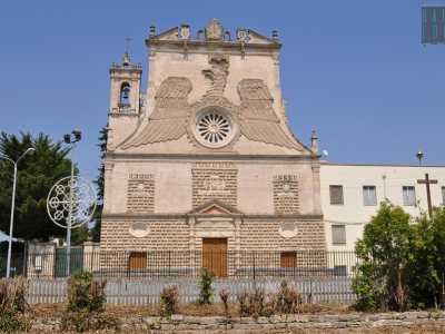 Attraversiamo quindi nuovamente il ponte e torniamo in centro. Prendiamo corso Aldo Moro per raggiungere il particolare santuario della Madonna delle grazie: una chiesa del 1602 che riproduce sulla sua facciata una grande aquila con tre torri, stemma del vescovo Giustiniani, suo committente